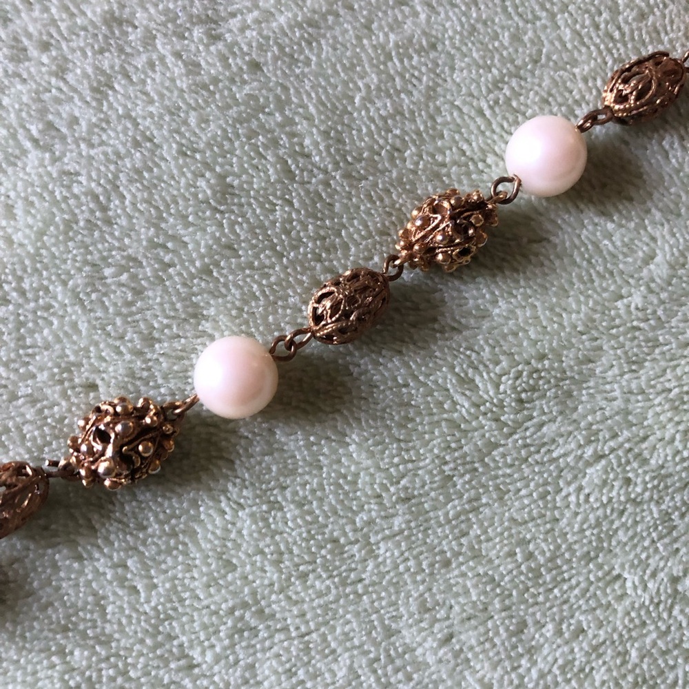 Florenza bracelet filigree goldtone cream round faux pearl beads 70s Vintage - Picture 2 of 5